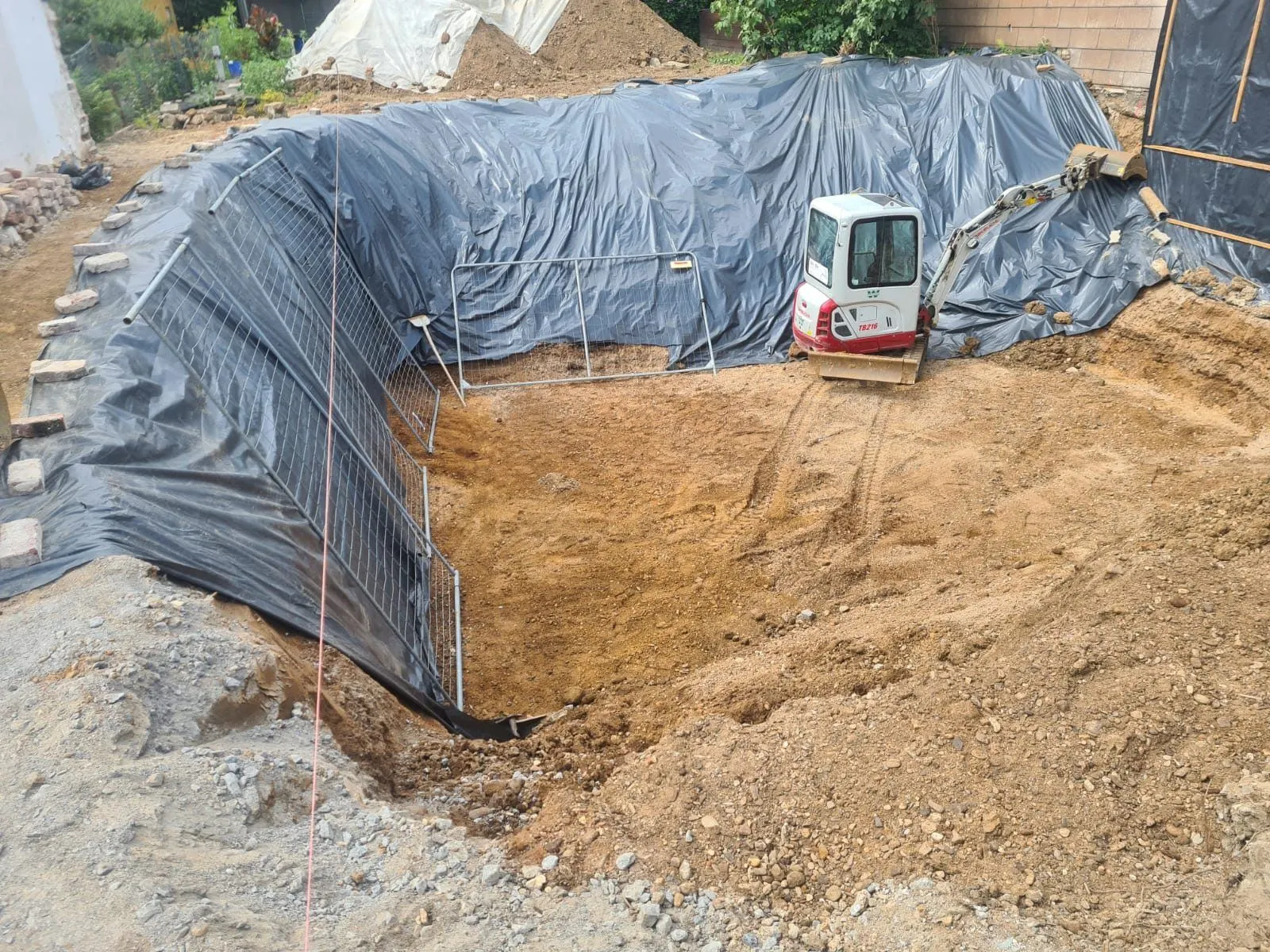 Baugrube mit Folienabdeckung in Solingen
