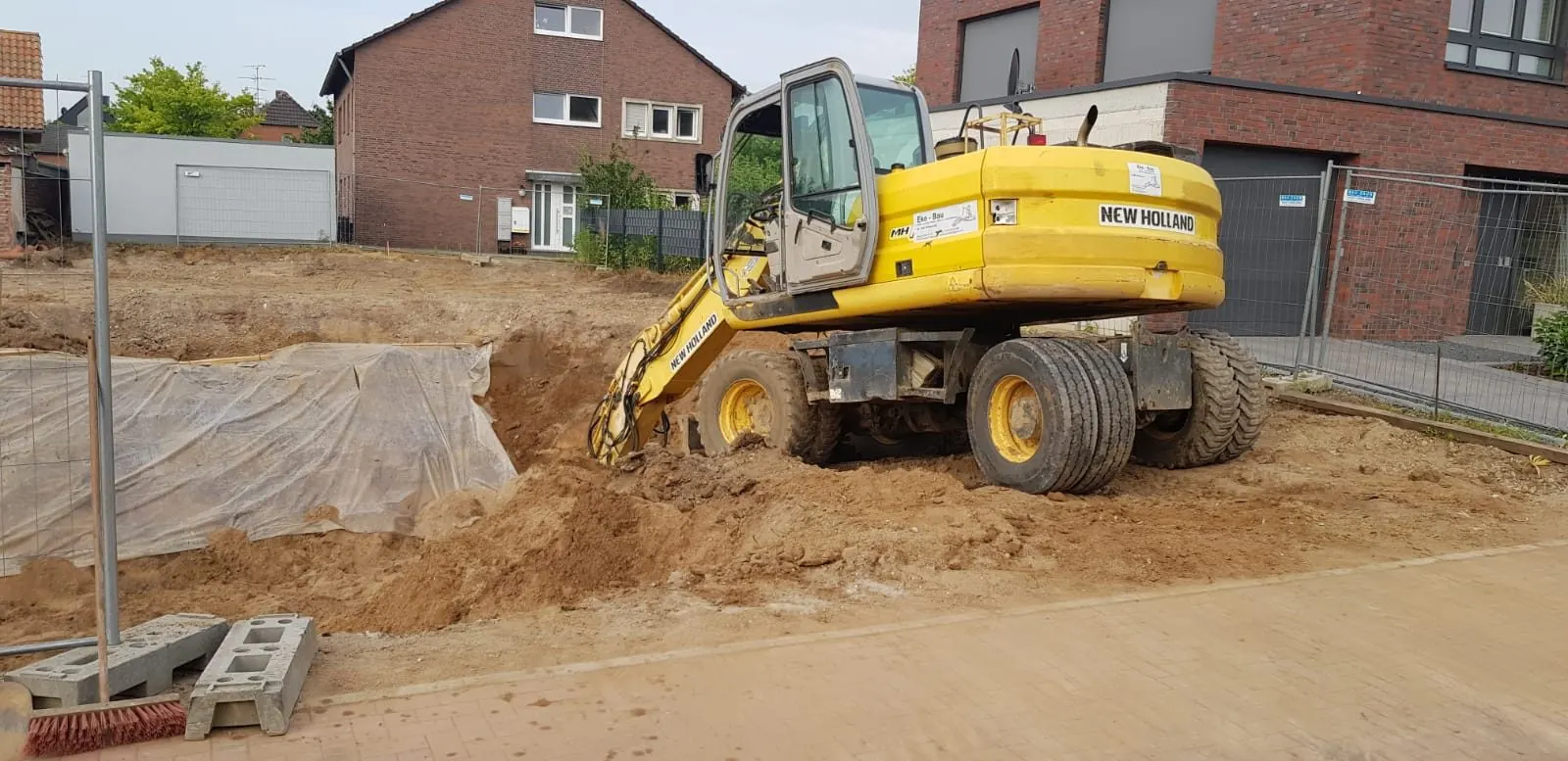 Baugrube mit Mobilbagger in Solingen