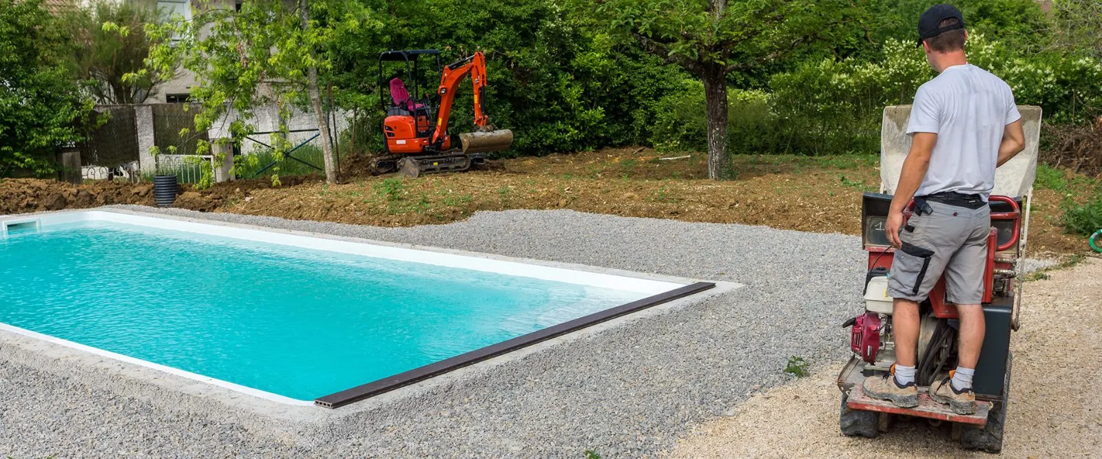 Fertiger Pool nach dem Aushub in Solingen